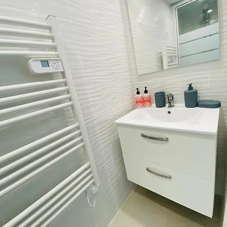 بيت للعطل Et Centre A Pied, La Pinasse Est Maison Duplex Climatisee Avec Menage, Draps Et Serviettes Inclus